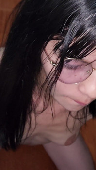 La sexy y caliente Laura se folla a un técnico que arregló su computadora! Consigue leche en su cara