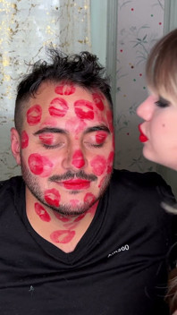 Batom vermelho, cara marcando 2 discovery videos