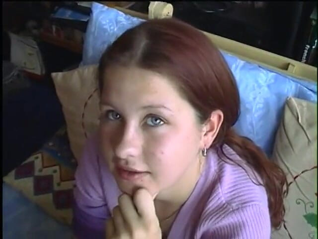 Old Good Porn: Tânăra brunetă se dezbracă și oferă pulii tare o muie flămândă