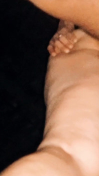 La donna sposata diventa la puttana personale dello stallone alla festa