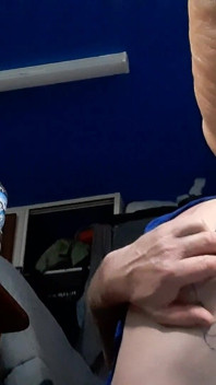 Sissy travestiet met een getatoeëerd kontgat
