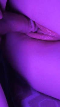 Pizda mea umedă așteaptă pula. Close-up. Pizdă suculentă de peste 18 ani