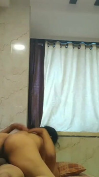 La cameriera indiana seduce il proprietario di casa mentre sua moglie al lavoro