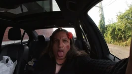 Schmutziger Sissy-CD kommt endlich im auto und isst ihre eigene spermaladung ein auto solo-masturbations-video