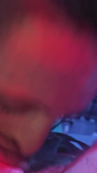 자지를 빨고 따먹히는 18세 소녀