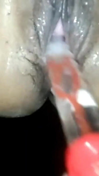 Minha esposa do Sri Lanka brincando com brinquedo, como um vibrador