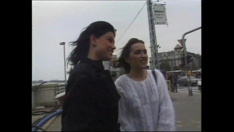 Deutschland porn: Dos putas cachondas se encontraron con un hombre para enseñarles...