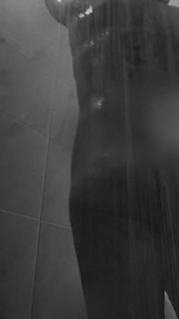 Prosty żonaty mężczyzna pieprzy dildo pod prysznicem (część 1)