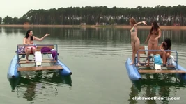 四个女孩，两辆水上自行车 - sweetheartsclassic