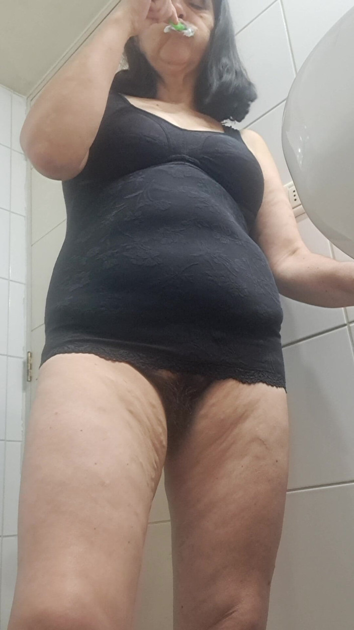 Mommy big hairy pussy: Ibu-ibu hot dengan memek berbulu lagi asik nyentuh kaki jembut...