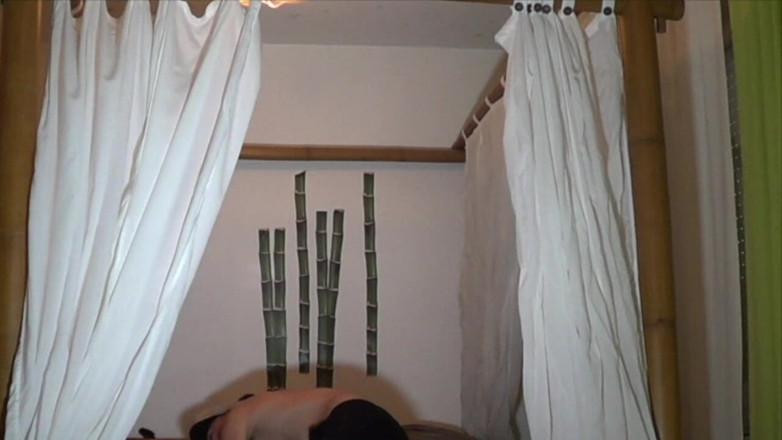 French bareback porn made in Paris: Due Bites Untuk Punggung Nakal Dia