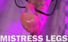 Mistress Legs: Mytí mých špinavých nylonových nohou ve sprše poté, co jsem vymačkal...