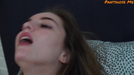 Pantyhose me porn videos: La ragazza traditrice viene chiamata dal fidanzato mentre scopa sul...