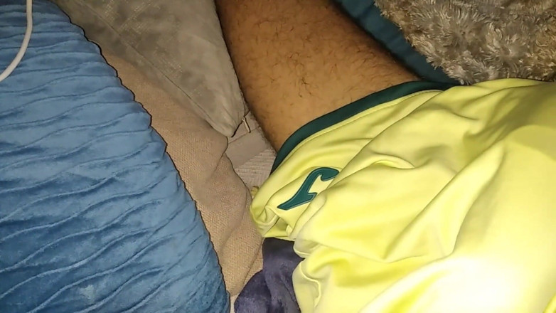 Elvissc: Esta enorme polla juguetona está muy apretada en sus pantalones...