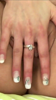 18 yaşındaki bir sürtüğün ilk pornosu seks oyuncaklarıyla heyecanlanıp parmaklarıyla mastürbasyon yapmayı seviyor