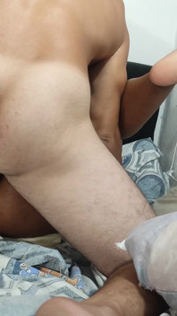 我只是想休息，最后我的屁股充满了精液和张开