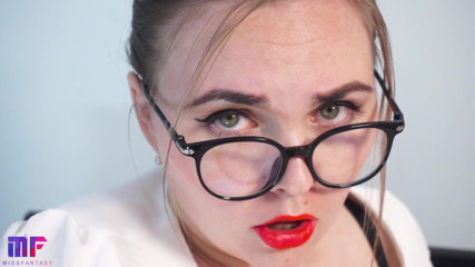 Miss Fantasy: Sexy sekretářka s brýlemi masturbuje
