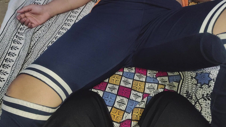 Desigirl37: デシの大学生の女の子たちは、欲情した膣とハードコアな激しい彼氏を濡らすのが大好き