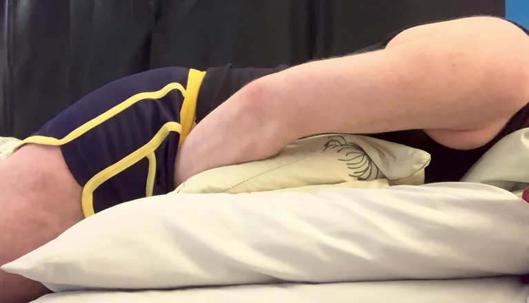 C-Spot: Cspot se excită și are un orgasm puternic uitându-se la porno...