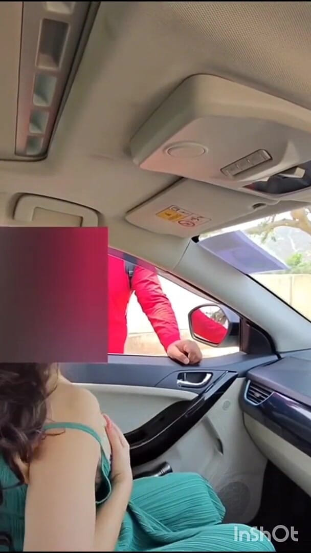 Asmita and sohom: Extraño toca mis tetas en mi auto (al aire libre)