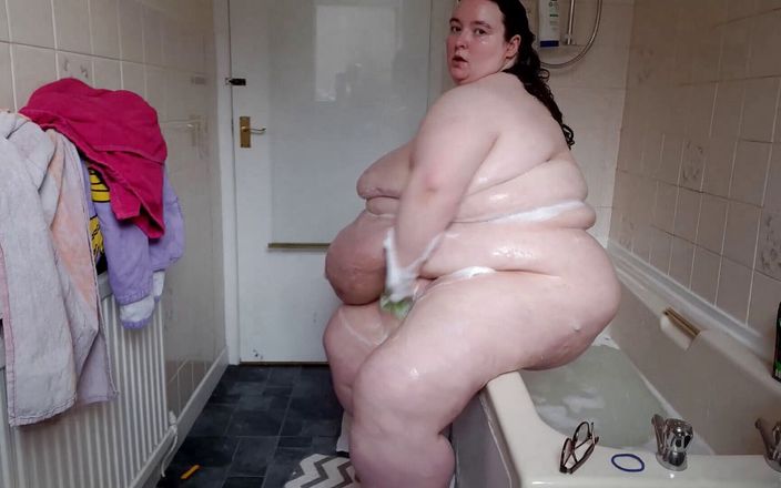 SSBBW Lady Brads: SSBBW, jeu du ventre dans la salle de bain et...