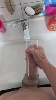 Tam görünüm net bir fleshlight stroker'da sert yarağımı okşuyor!