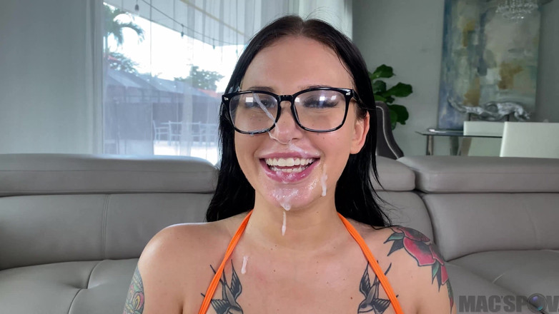 Джей Мак: Грудастая татуированная крошка сосет и трахается с моим большим хуем