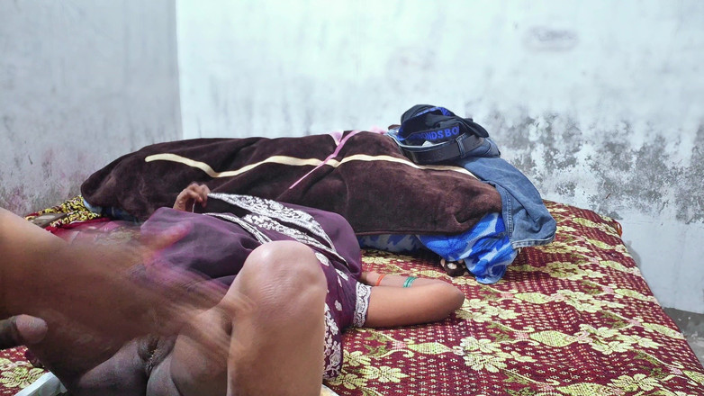 ExcitedWomen: 穿着绿色纱丽服的印度女郎在卧室里的性感性爱