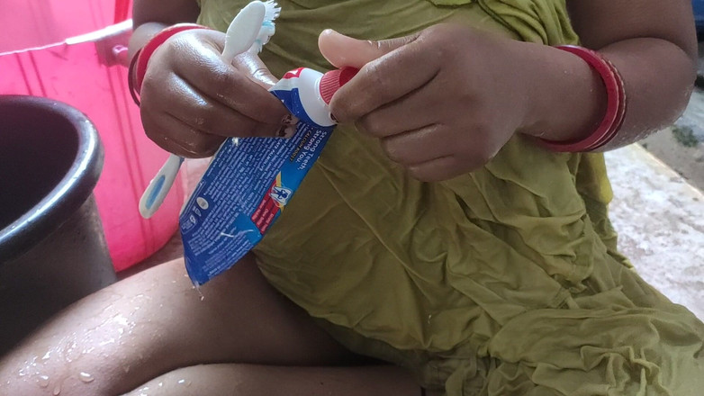 Anita yadav: 새엄마의 아름다운 이복 누이의 집에 Ruckus를 만들 것입니다.