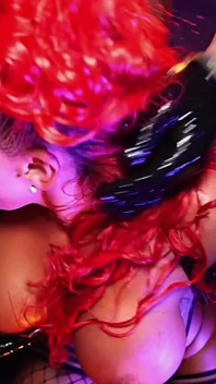 Gangbang prostituta é usada como uma masmorra cumdumpster