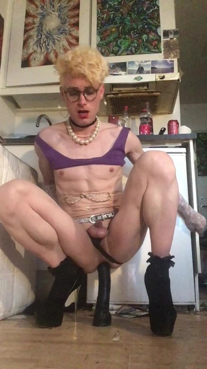 Sissy Cindy Slut: Dünne blonde whiteboi-schlampe Jes bloßgestellt