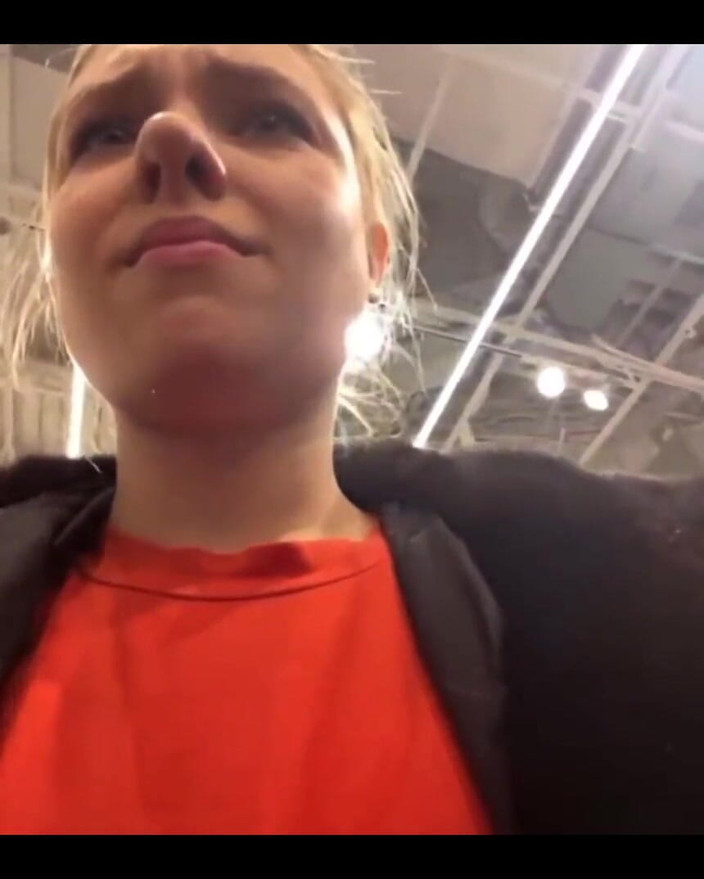 JuiceLussie: Masturbándose en un probador