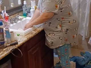BBW nurse Vicki adventures with friends: Mytí kalhotek mé bílé babičky pro klienta!