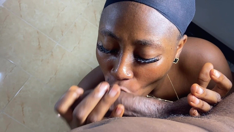 Mastiff cock: Královna šukání roztáhla svou mokrou šťavnatou kundičku na skříňku v kuchyni pro...