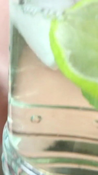 Pisse dans du verre