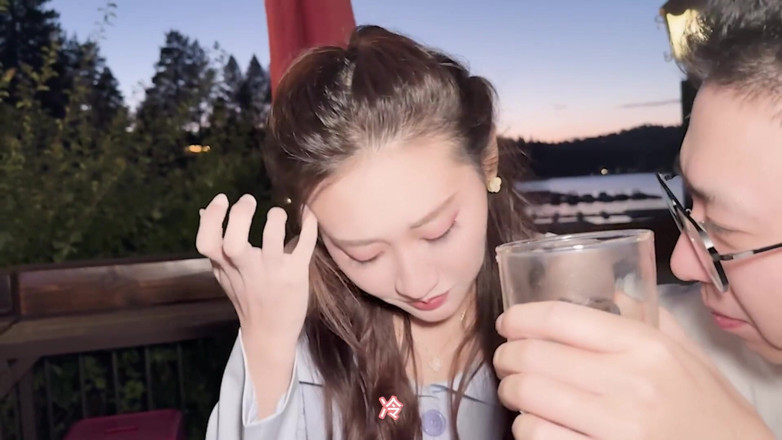 Chloe Lin: Randki offline z niewinną studentką college'u