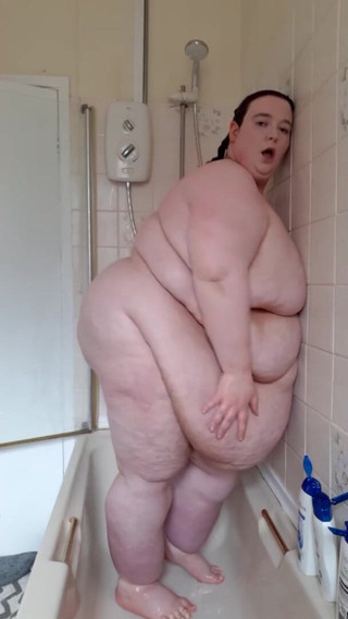 SSBBWLadyBrads: Колышет в душе от твоей подруги-жиробасина