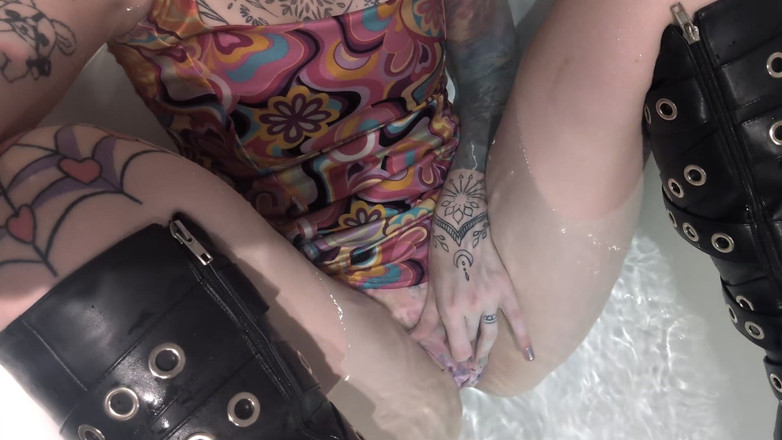 Goddess Transcendence: 濡れたブーツフェチと服を着た入浴 悪いデートの後の私の汚れた秘密