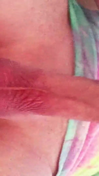 Il grande cazzo dilf mike accarezza il suo cazzo e cavalca un grosso dildo anale
