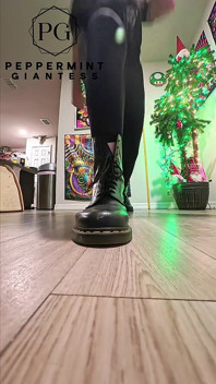 6'7 La gigantessa in Doc martens calpesta duro vizioso stomps lento