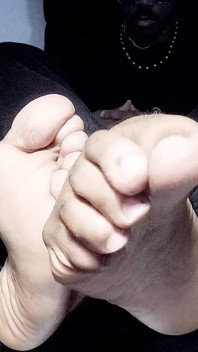 I Expose My Bright Male Soles (2025)