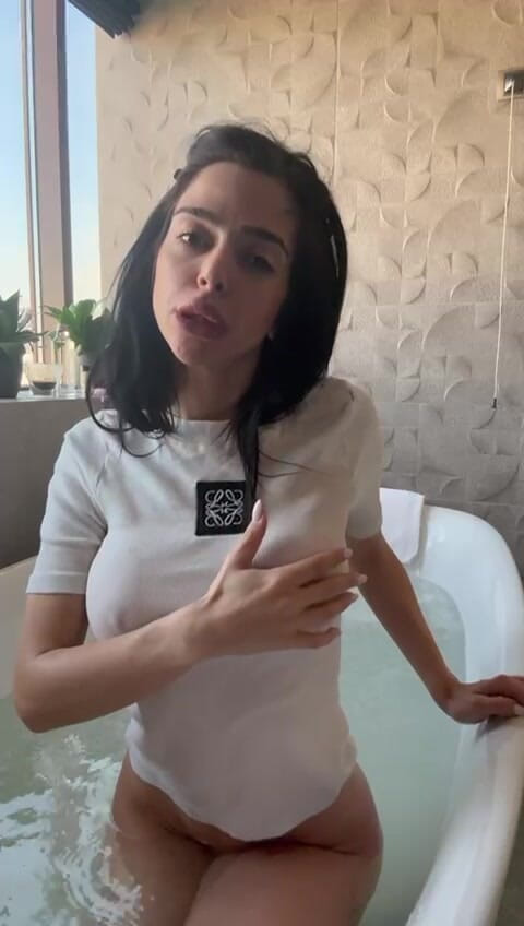 silicone_brunette: Bayan ıslak tişört banyoda seni azdırıyor