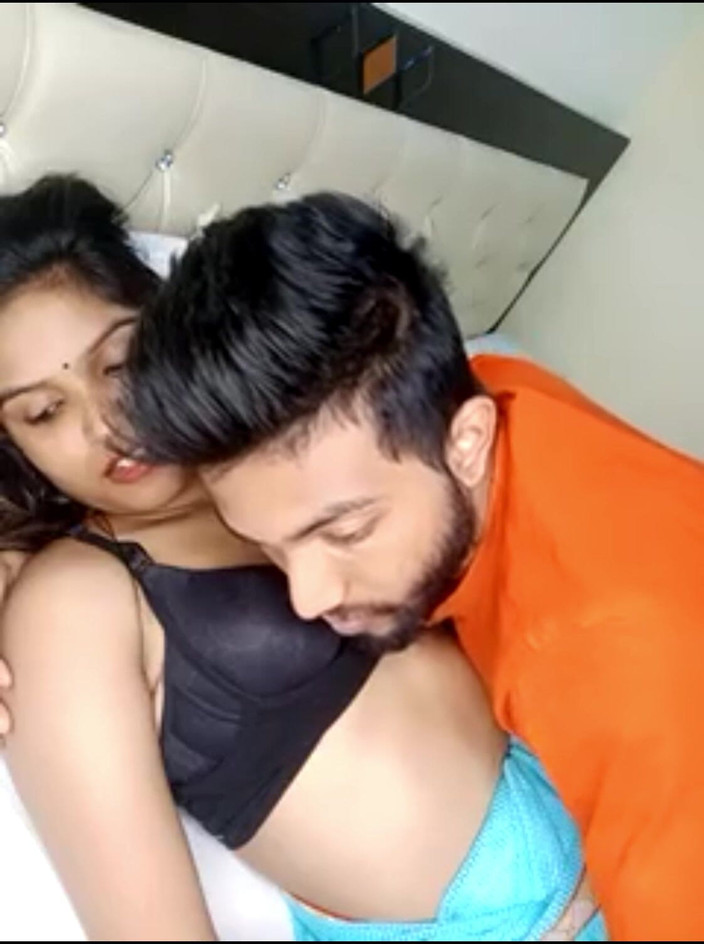 Your Neha Doll: Desi dívka Neha romantické líbání přítele Prsa Press Mnoho další...