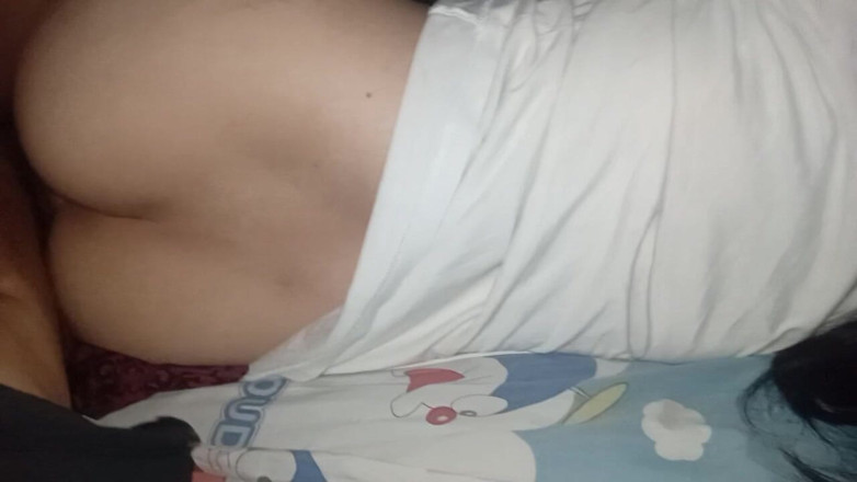 Famly sex: Šukání hladkého zadku asijské panny