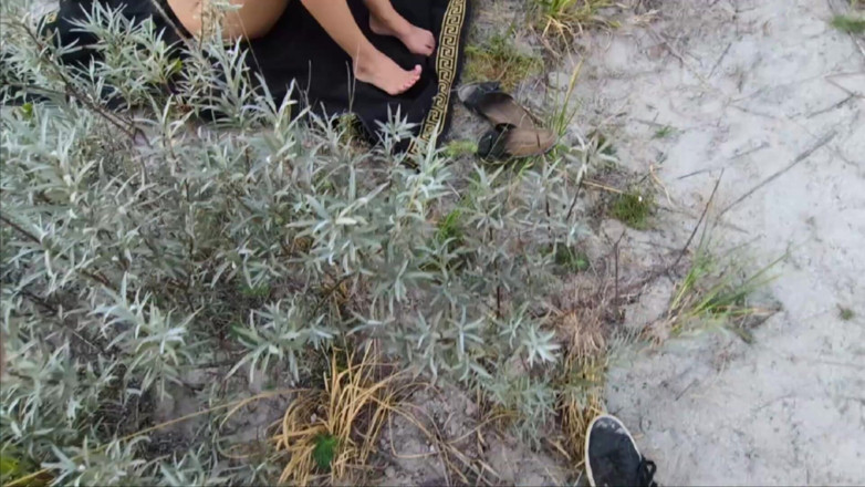 SweetJaneOfficial: Encuentro a una chica sola en la playa, ella me...