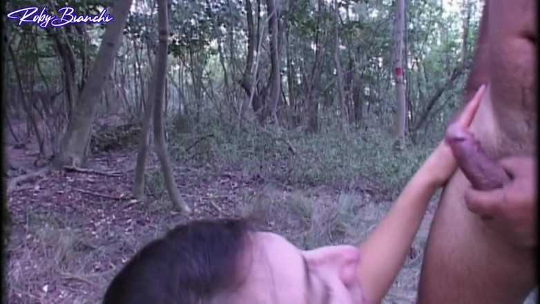 Topax Film Production: Grande Puta Com Buceta Peluda É Fodida Na Floresta Por 2 Paus