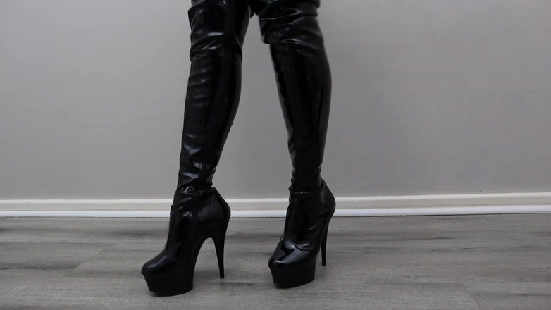 Kinky Lyrical: Boty: Modelování různých párů bot