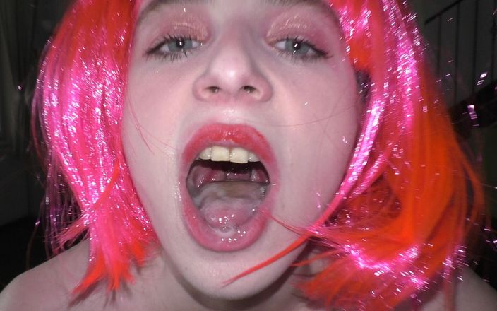 POV Porn Fun: Sexy mrdka v ústech (kouření přítelkyně s růžovými vlasy)