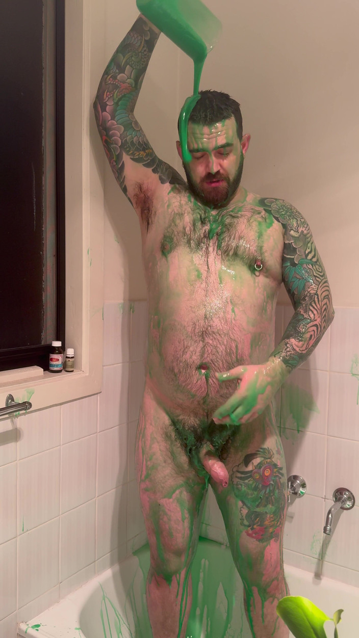 Keller Wolfe: Un ours pulpeux se couvre de slime et se branle