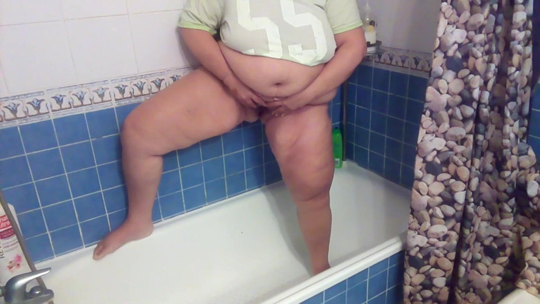 Sex hub couple: Jen is peeing into the bathtub standing up